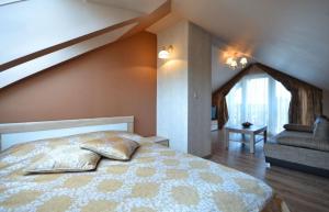 ミエンジズドロイェにあるWilla Słowiańskaのベッドルーム1室(大型ベッド1台、階段付)