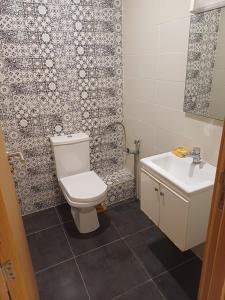 a bathroom with a toilet and a sink at Très beau appartement avec piscine in Casablanca +7 photos