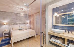 ドゥブロヴニクにあるVilla Bobanのバスルーム(ベッド1台、シャワー、シンク付)