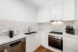 Η κουζίνα ή μικρή κουζίνα στο Peaceful 3BR 2BA with Parking Near Airport and CBD