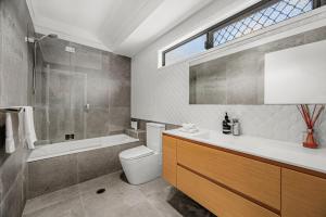 Ένα μπάνιο στο Peaceful 3BR 2BA with Parking Near Airport and CBD