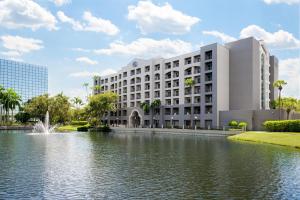 ボカラトンにあるHilton Boca Raton Suitesの池を前に建つ建物
