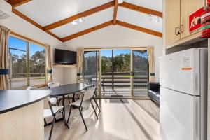 Dapur atau dapur kecil di BIG4 Ingenia Holidays Phillip Island
