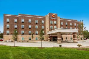 een groot rood bakstenen gebouw met een campus in Cincinnati bij Comfort Suites Wooster near University Campus in Wooster