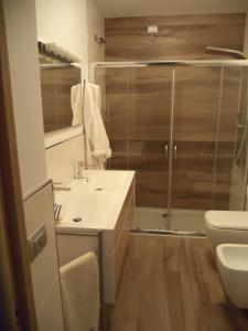 ヴァルディデントロにあるSoleLunaのバスルーム(シャワー、洗面台、トイレ付)