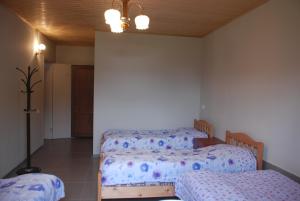 Rúm í herbergi á Guest House Lasili