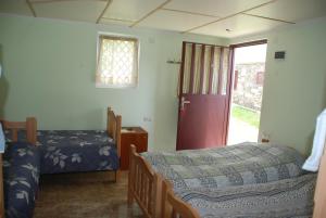 Rúm í herbergi á Guest House Lasili