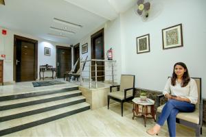 Khu vực ghế ngồi tại FabHotel Phoenix Hospitality Near DLF Cyber Hub & Metro, Gurugram