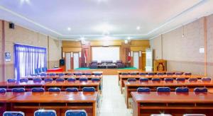 a classroom with desks and chairs in a room at Hakmaz Taba Syariah Hotel in Lubuklinggau +52 photos