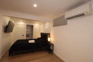 TV a/nebo společenská místnost v ubytování Studio near Downtown, Airport, stadiums, light rail, train + 22 fotografií