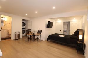 Kuchyň nebo kuchyňský kout v ubytování Studio near Downtown, Airport, stadiums, light rail, train