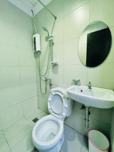 Koupelna v ubytování RNJ Hotel Baguio