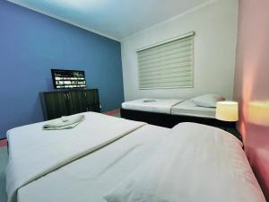 Postel nebo postele na pokoji v ubytování RNJ Hotel Baguio