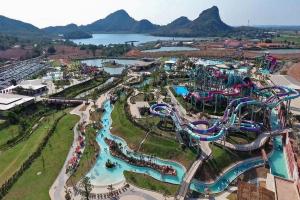 una vista aerea di un parco acquatico di OYO 1070 Paradise Resort a Rayong