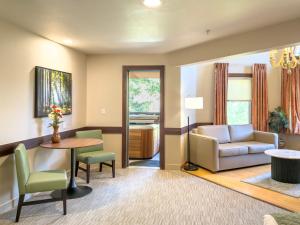 un soggiorno con un divano e un tavolo di Carson Hot Springs Resort & Spa a Carson