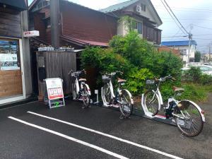鎌倉市にあるＡＴＴＡ ＨＯＴＥＬ ＫＡＭＡＫＵＲＡ / Vacation STAY 76829の店の外に駐車された自転車の群れ
