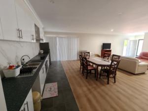 eine Küche und ein Wohnzimmer mit Tisch und Stühlen in der Unterkunft Jurien Bay WA, 4-bedroom home in Jurien Bay
