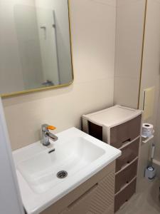 un bagno con un lavandino bianco e uno specchio di Dauir 2 a Astana Altre 6 foto