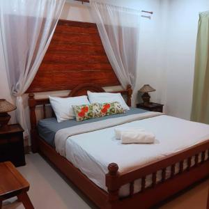 a bedroom with a bed with flowers on it at Baan Farang in Ban Nong Chaeng
