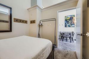 ein Schlafzimmer mit einem Bett und einem Tisch in der Unterkunft 2795 Slopeside condo in Snake River Health Services Incorporated Heliport + 14 Fotos