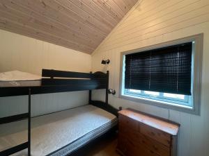 een kleine kamer met een stapelbed en een raam bij Nice cottage in quiet surroundings, surrounded by beautiful nature, near Gullingen in Gullingen