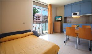 A television and/or entertainment centre at AQUA Hotel Nostre Mar Apartments