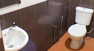un baño con inodoro y lavabo en Taipann Hotel, en Klang