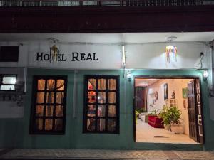 a store front with a green door and a sign at Hotel Posada Real in Chiapa de Corzo