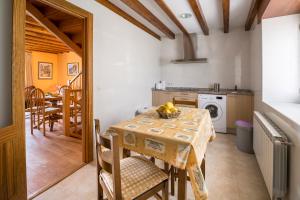 a kitchen and dining room with a table and chairs at Apartamentos Mirador de Bareyo in Bareyo