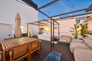 マルベーリャにあるSUNSET VILLA - Jacuzzi & Grillのソファとテーブルのあるリビングルーム