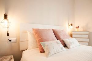 Postel nebo postele na pokoji v ubytování HSH Suites Corrala Triana