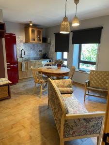 a kitchen with a table and chairs in a room at Entrenogueras in Huerta del Marquesado