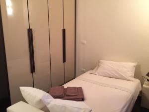 een slaapkamer met een wit bed en een kast bij Casa Valle 3 in Verona