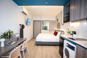 Kuchyň nebo kuchyňský kout v ubytování Coliwoo Hotel Pasir Panjang - CoLiving