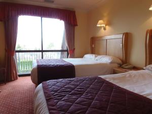 Кровать или кровати в номере Lakeside International Hotel