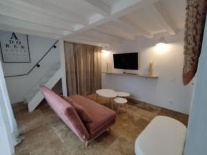 a living room with a couch and a table at Le gîte d 'Amandine in Boulbon