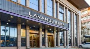 una facciata di un edificio con un cartello sopra di Lavande Hotel Beijing Daxing Airport Qingyuan Road Metro Station Joy City a Pechino