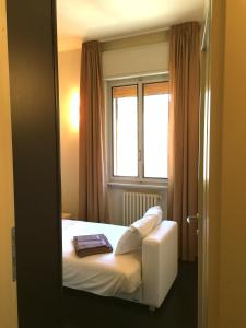 een slaapkamer met een bed met een raam en een spiegel bij Casa Valle 3 in Verona