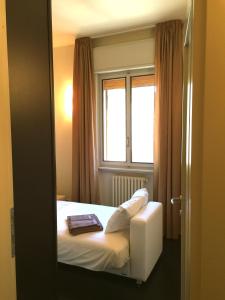 Un dormitorio con una cama con ventana y espejo. en Casa Valle 3, en Verona