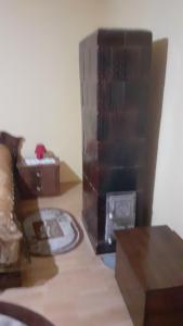 een magnetron bovenop een tafel bij Alex Lux apartment in Glimboca