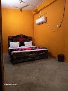 a bedroom with a bed in a room at DIOMAND HOTEL AND RESTURENt in Bilgrām