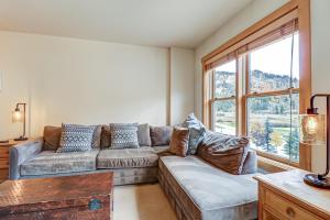 Χώρος καθιστικού στο CS321 Copper Springs condo