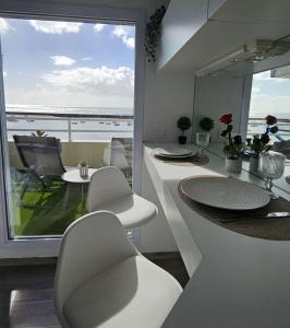 ジャール・シュル・メールにあるLa petite Croisière - Vue Merの白いキッチン(海の景色を望む)