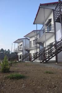 un bâtiment avec des escaliers sur son côté dans l'établissement Tathastu Resort Tehri By Royal Collection Hotels, à Tehri-Garhwāl