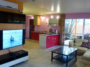 Кухня или кухненски бокс в Kekemba Apartments Paramaribo