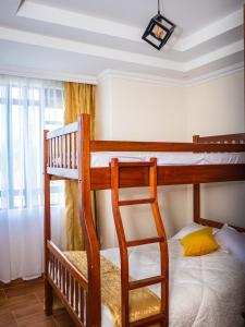 Un dormitorio con dos literas en una habitación. en Peaceful Getaway in Kajiado County - Riri Isinya, en Oloyaingalani