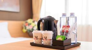 a coffee maker and coffee cups on a table at IU Hotel Tangshan Haigang Bus Station Branch in Wangtan