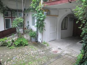 una entrada a una casa con un garaje blanco en Homestay Marius, en Sibiu