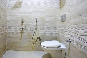 ニューデリーにあるHotel Kiara Grand - Near Mahipalpur Main Marketのトイレとシャワー付きのバスルーム