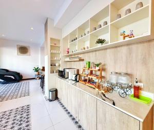 cocina con encimera y estanterías en The Brown Boutique Patong, en Patong Beach